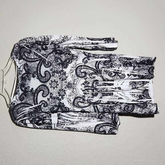 United World Ware Blouse Womens Size M Petite Black 2hite Paisley pleaded Top - Picture 3 of 13